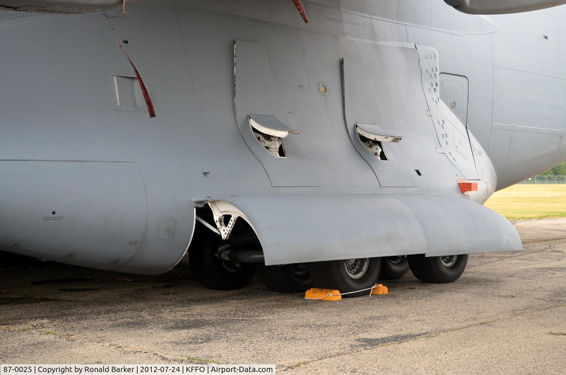 87-0025, 1987 McDonnell Douglas C-17A Globemaster III C/N F-001/T-1, AF Museum - Main landing gear