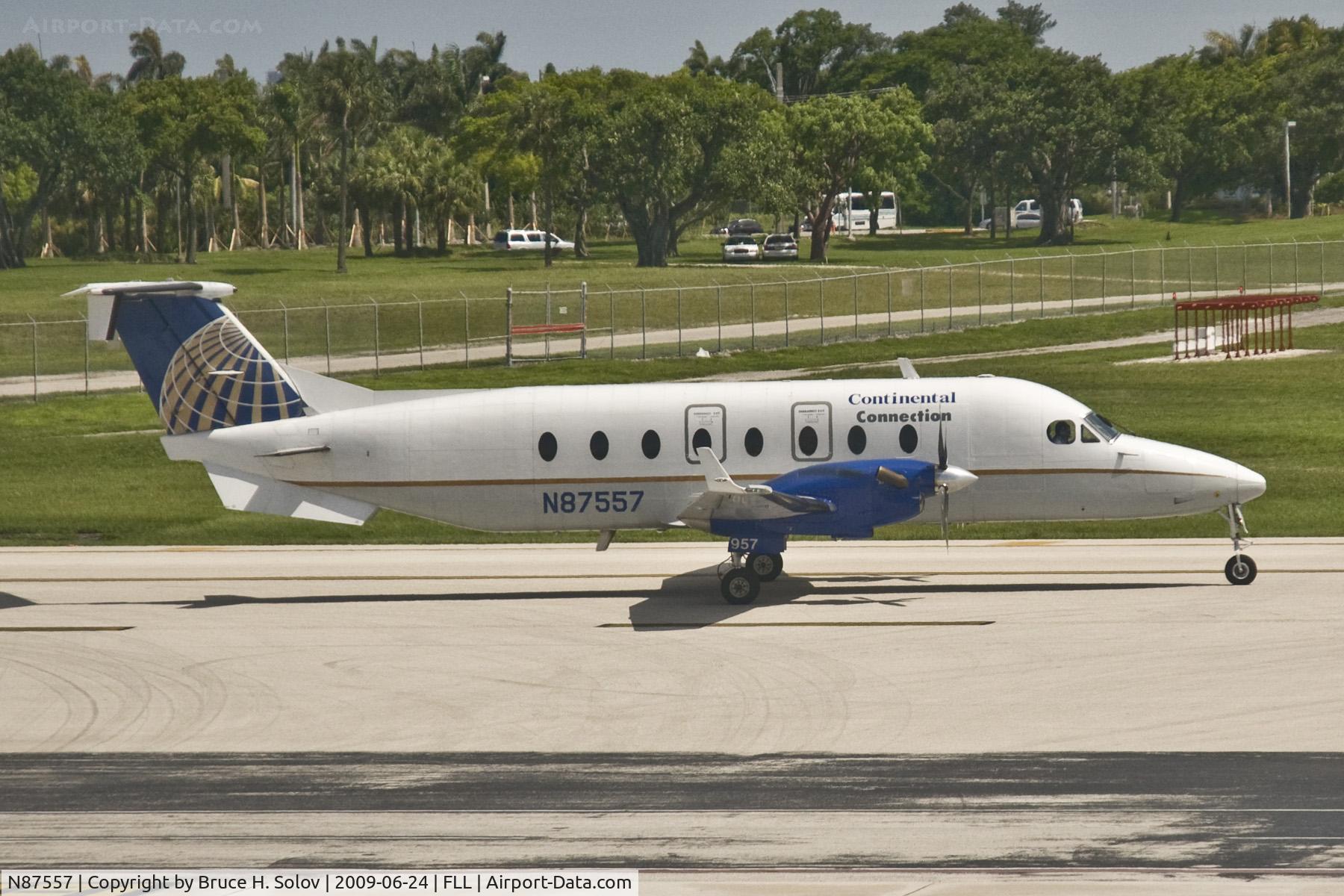 N87557, 1996 Beech 1900D C/N UE-246, Taxiing at FLL