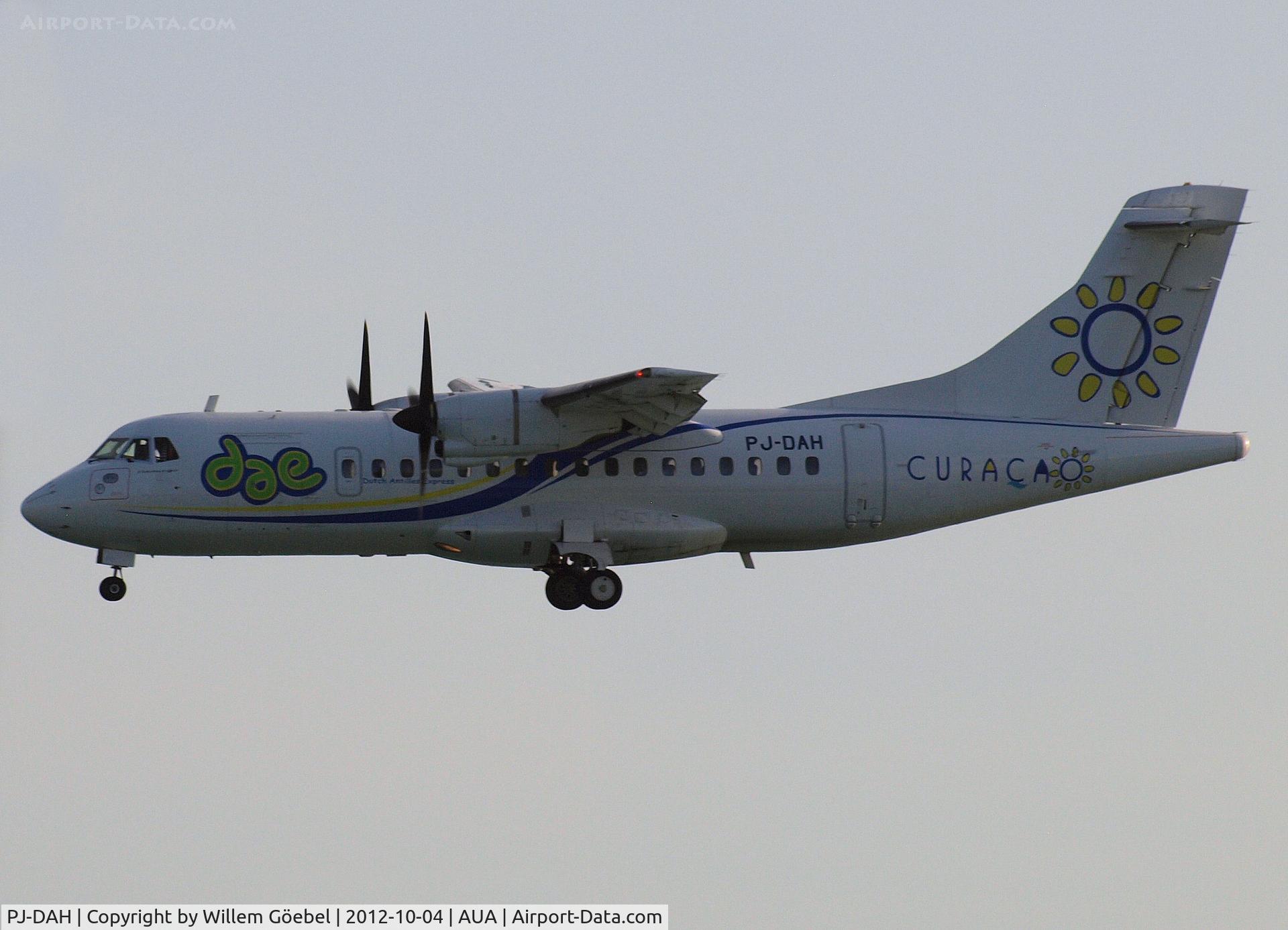PJ-DAH, 1988 ATR 42-320 C/N 090, Landing on Reina Beatrix Airport Aruba
