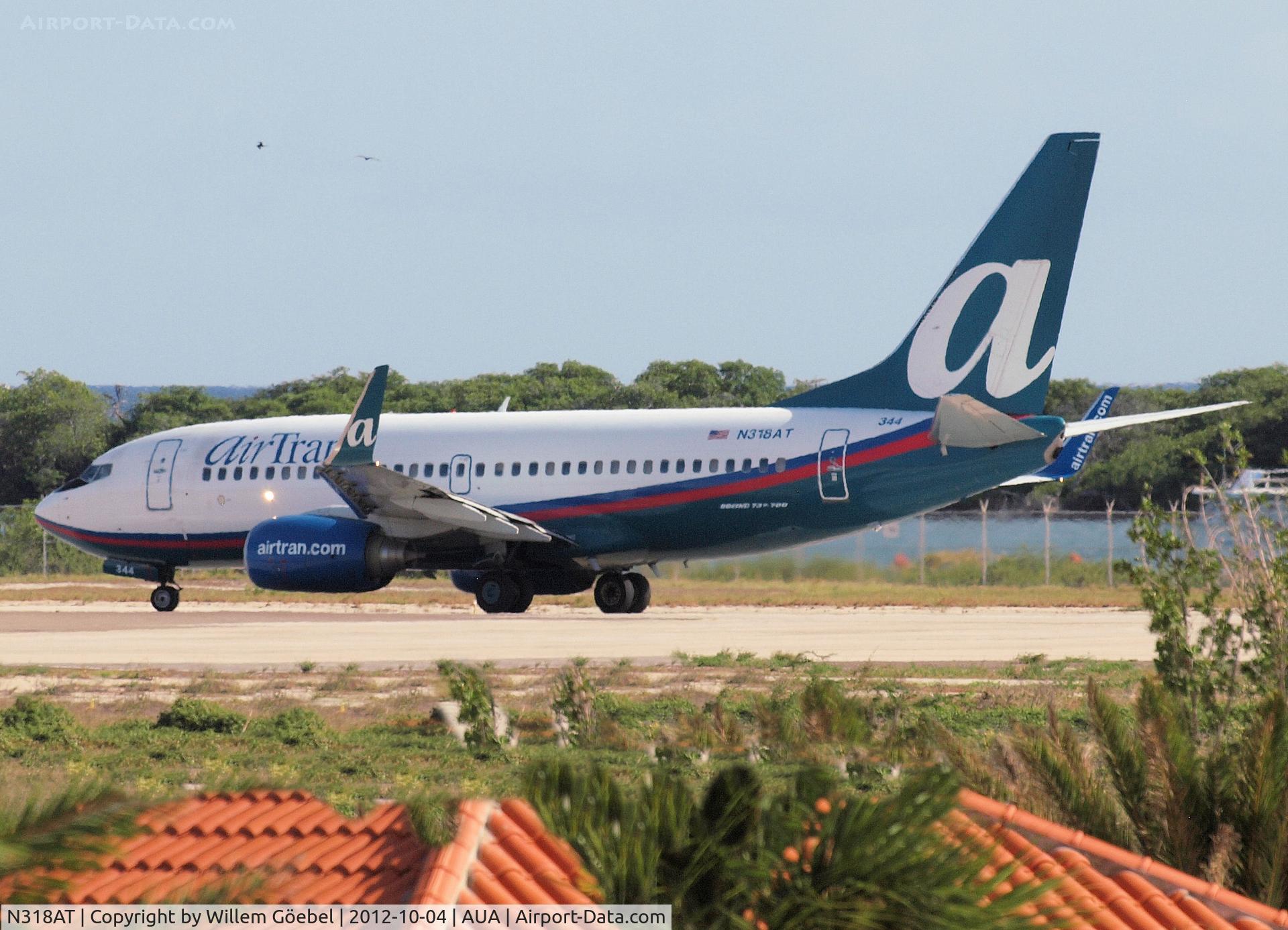 N318AT, 2007 Boeing 737-7BD C/N 33931, Take off from Reina Beatrix Airport Aruba