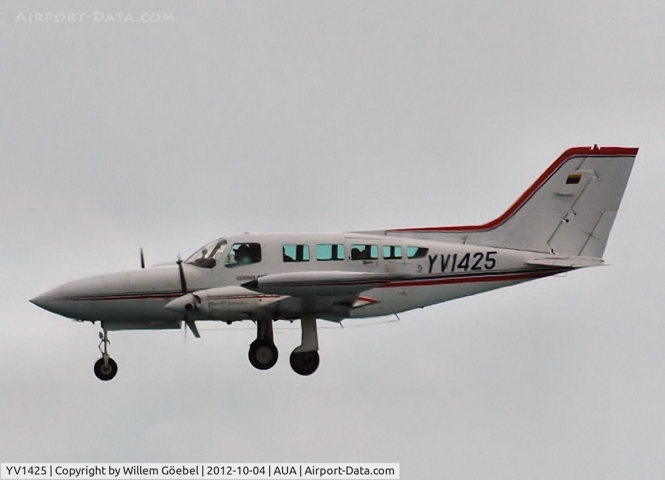 YV1425, Cessna 402B Businessliner C/N 402B0896, Landing on Reina Beatrix Airport Aruba