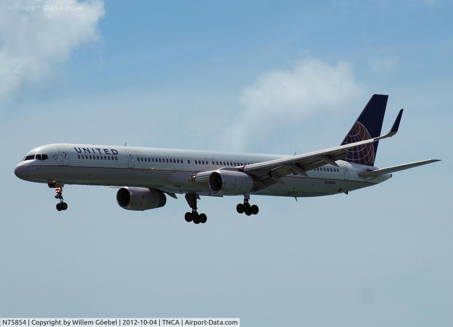 N75854, 2002 Boeing 757-324 C/N 32813, Landing on 