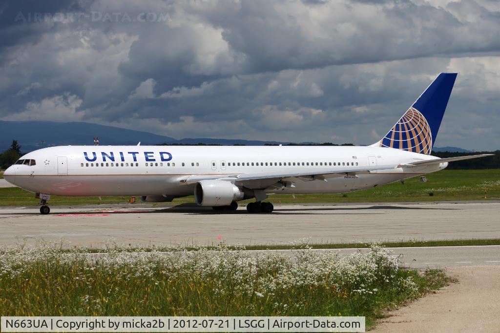 N663UA, 1993 Boeing 767-322 C/N 27160, Taxiing