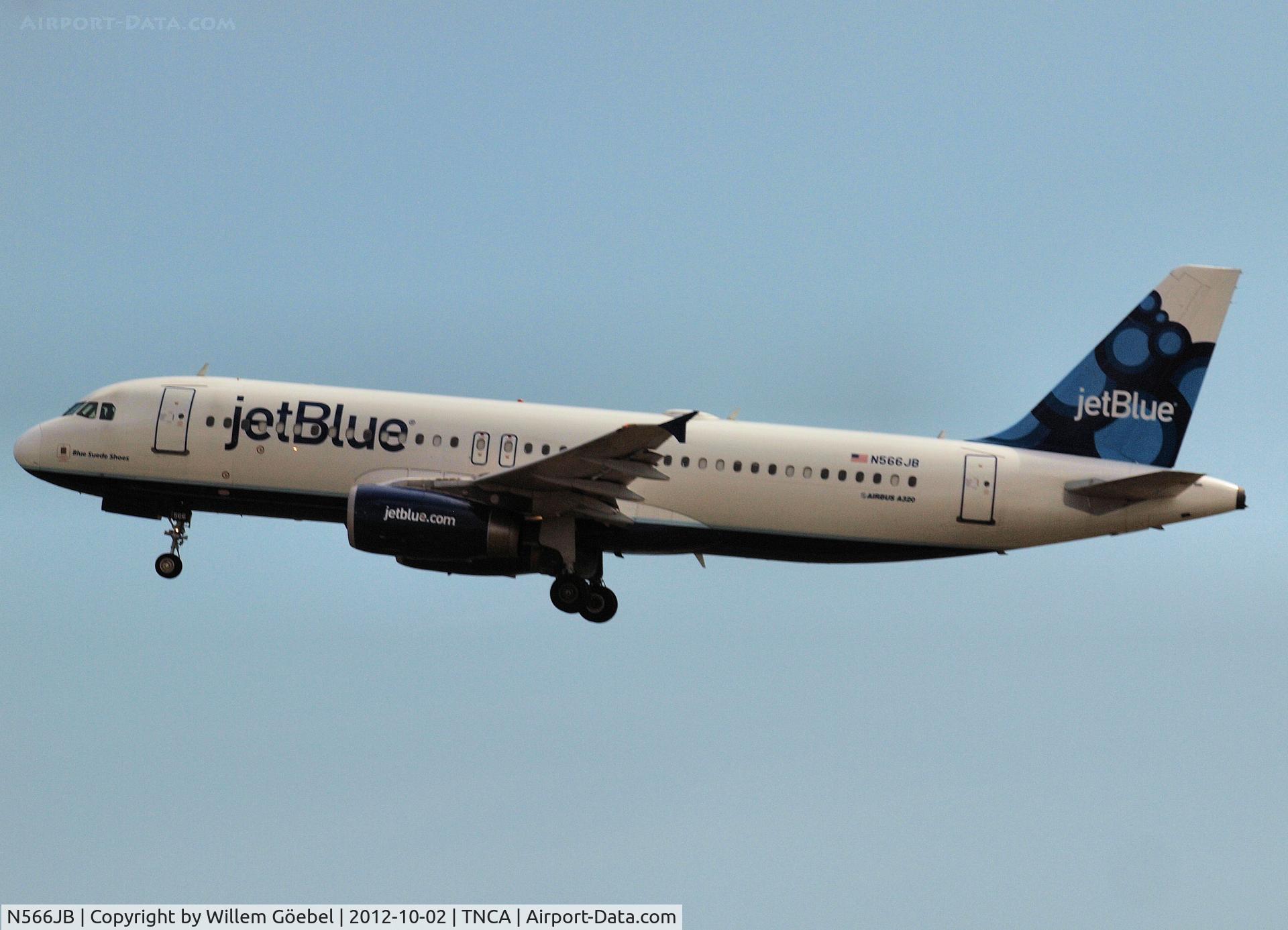 N566JB, 2003 Airbus A320-232 C/N 2042, Landing on 