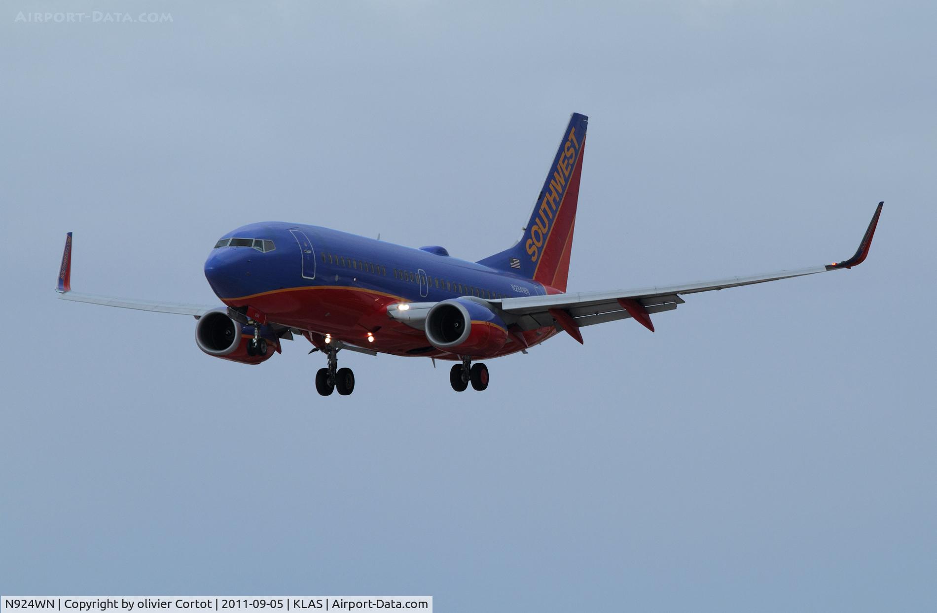 N924WN, 2008 Boeing 737-7H4 C/N 36628, landing at Vegas,