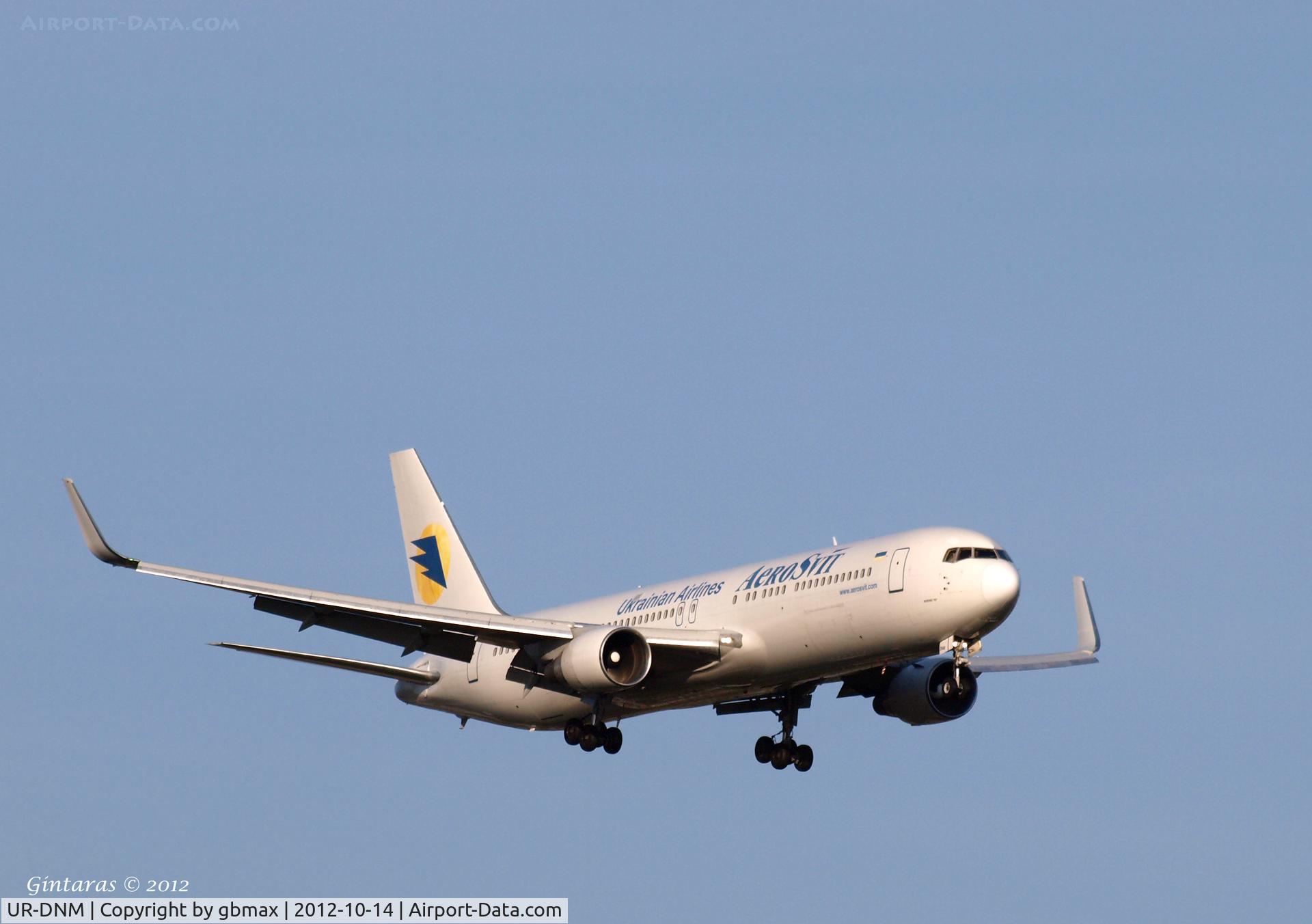 UR-DNM, 1991 Boeing 767-322 C/N 25280, Final approach to JFK
