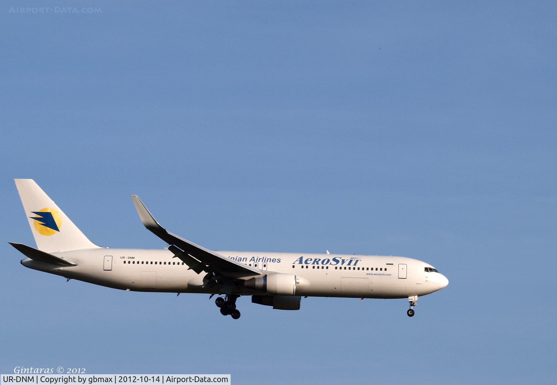 UR-DNM, 1991 Boeing 767-322 C/N 25280, Final approach to JFK