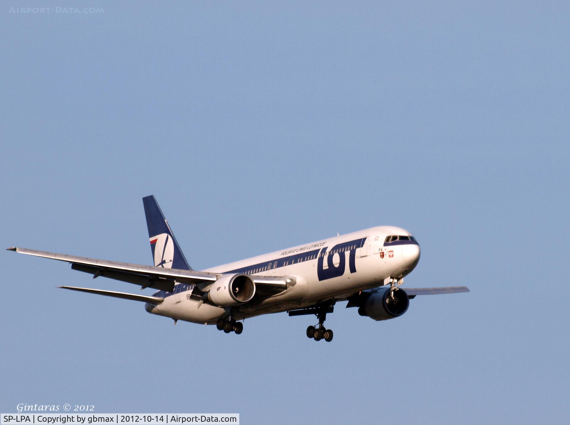 SP-LPA, 1990 Boeing 767-35D/ER C/N 24865, Final approach to JFK
