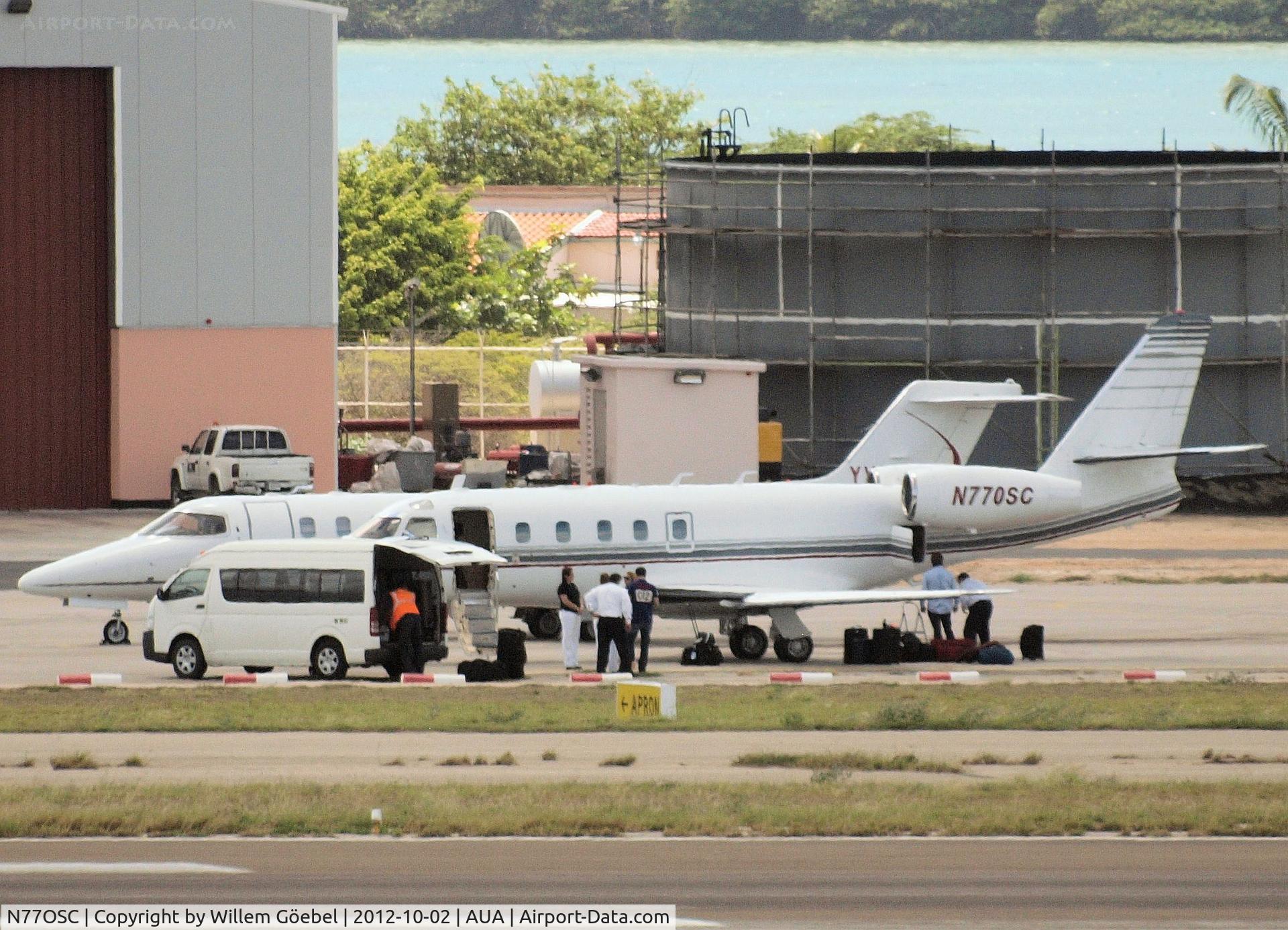 N77OSC, 1988 Gulfstream Aerospace G-IV C/N 1056, Loading of passengers on the platform of Reina Beatrix Airport