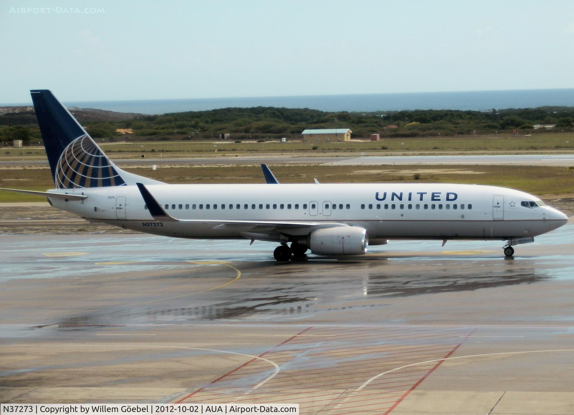 N37273, 2001 Boeing 737-824 C/N 31591, Taxi to the runway of Reina Beatrix Airport