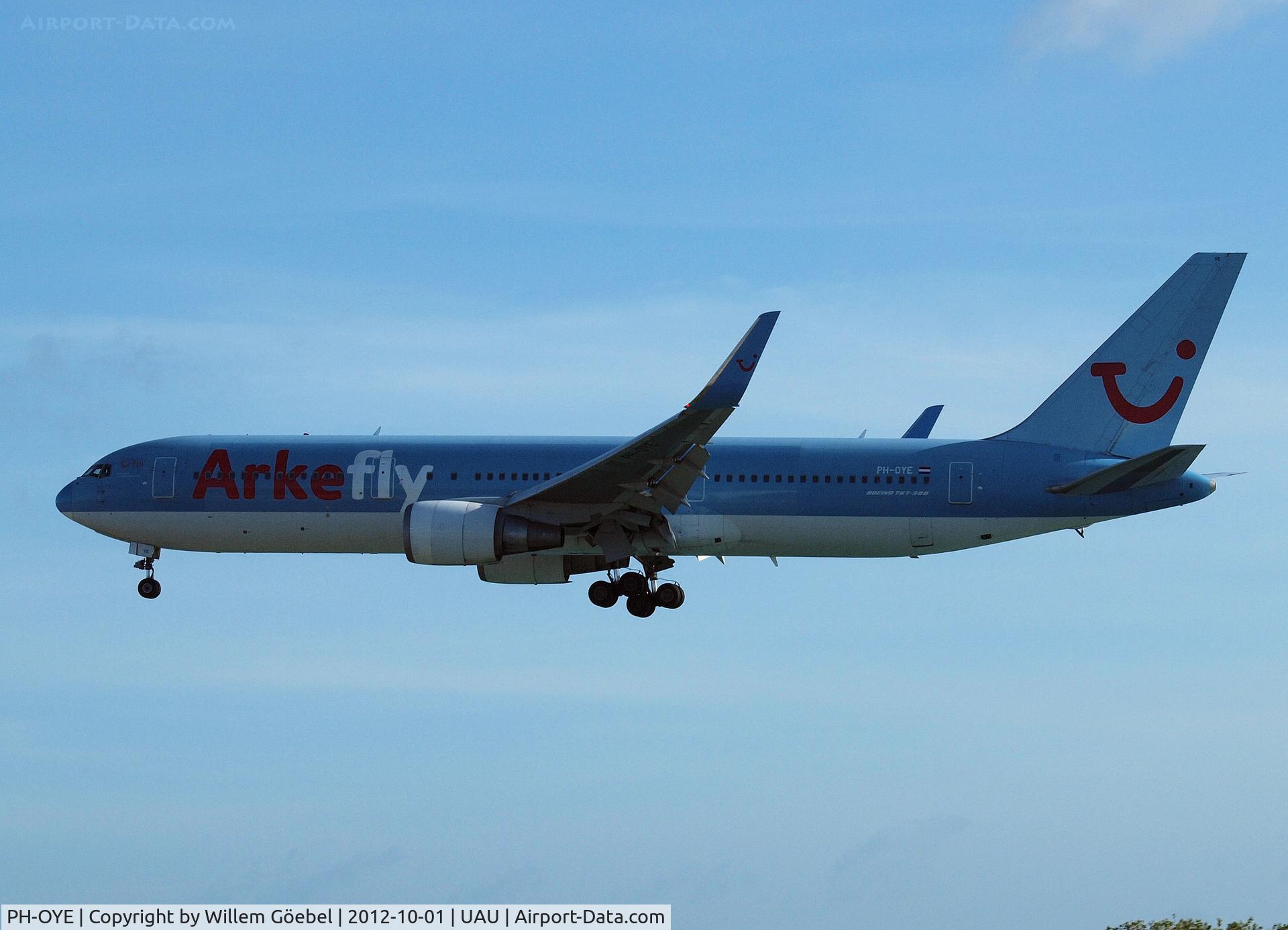 PH-OYE, 1998 Boeing 767-304/ER C/N 28979, Landing on Reina Beatrix Airport