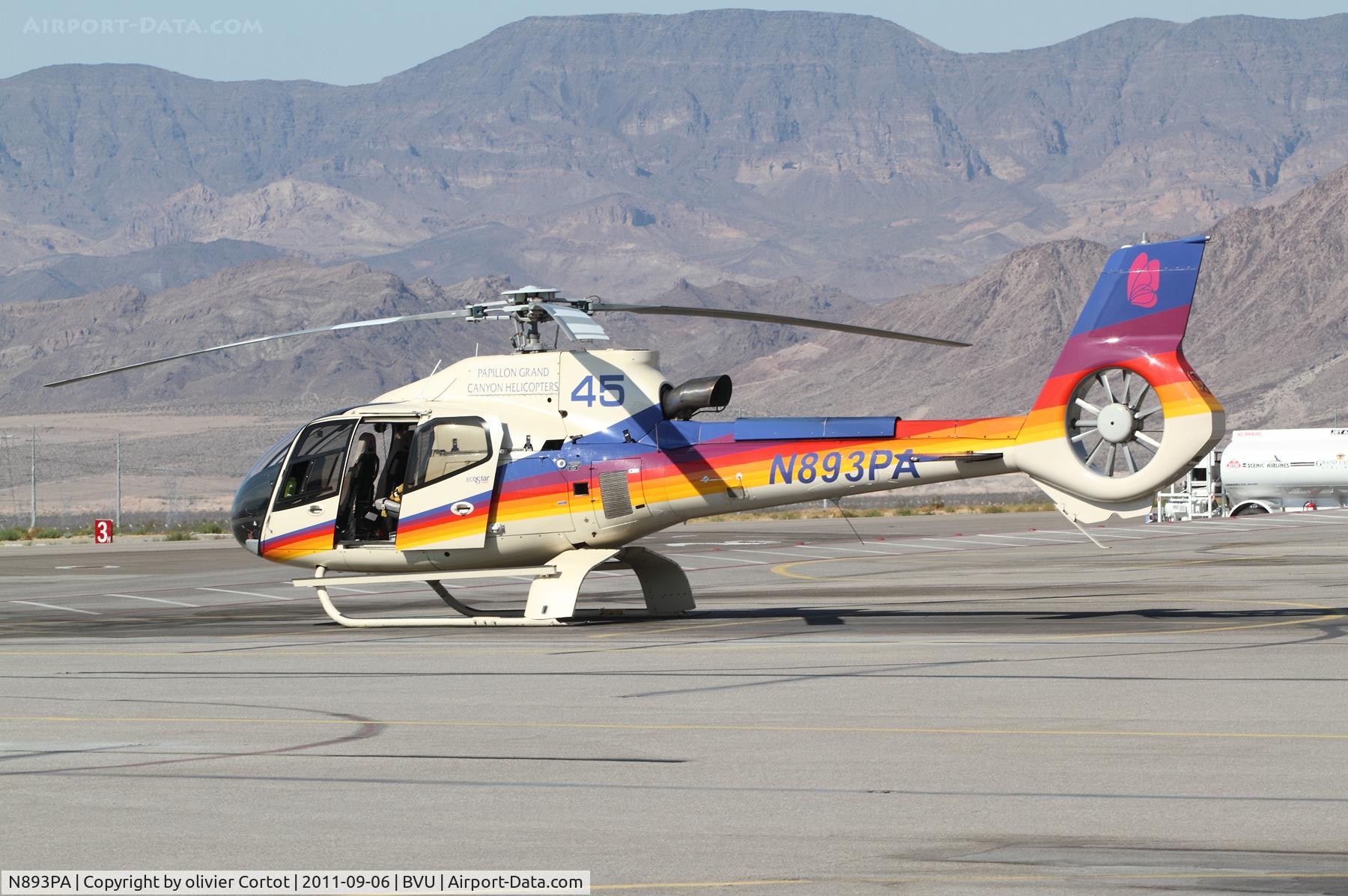 N893PA, Eurocopter EC-130B-4 (AS-350B-4) C/N 4679, waiting for a pilot to fly over the Grand Canyon