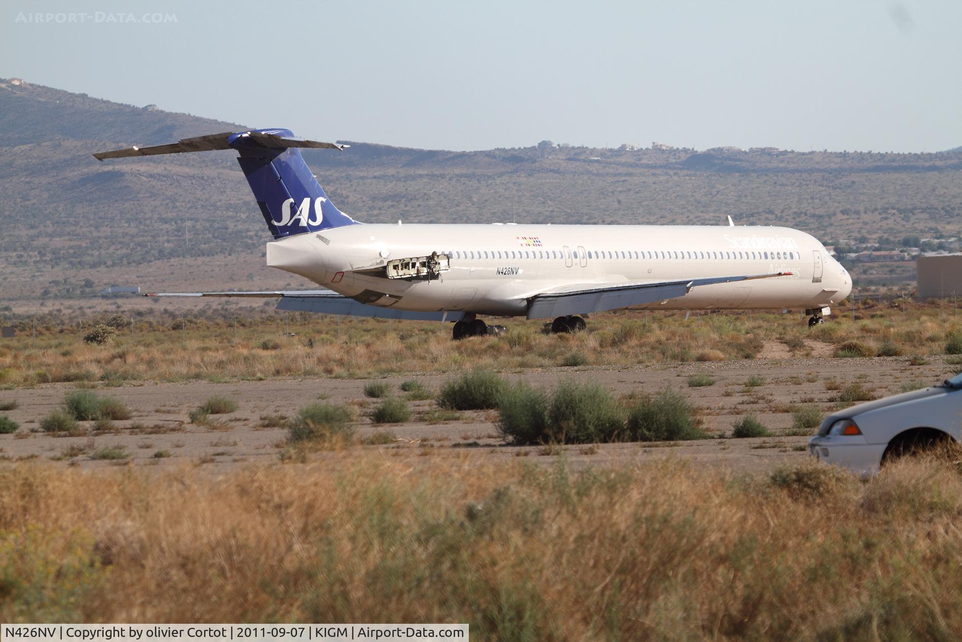 N426NV, 1986 McDonnell Douglas MD-82 (DC-9-82) C/N 49437, waiting for the end...