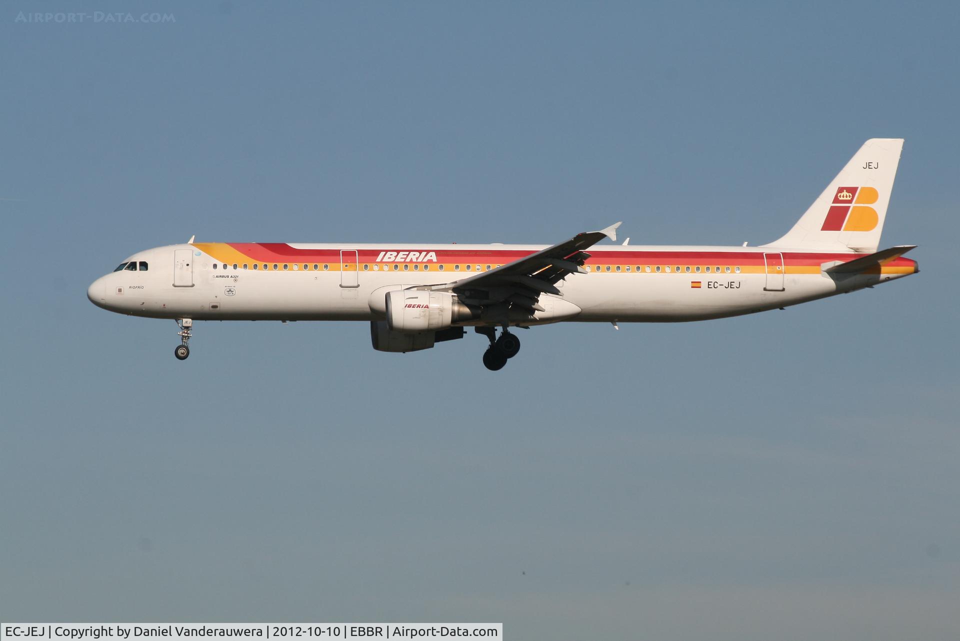EC-JEJ, 2005 Airbus A321-211 C/N 2381, Arrival of flight IB3206 to RWY 25L