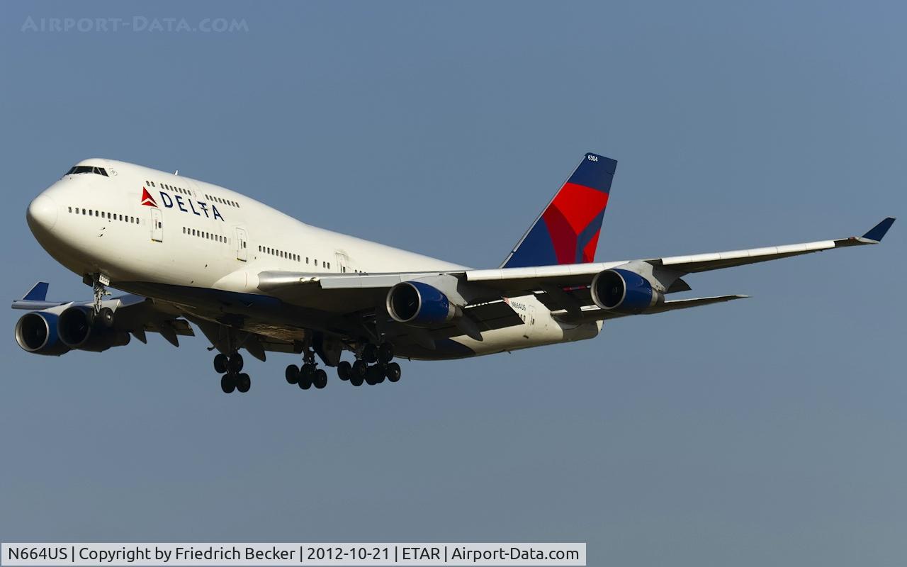 N664US, 1989 Boeing 747-451 C/N 23819, on final RW26