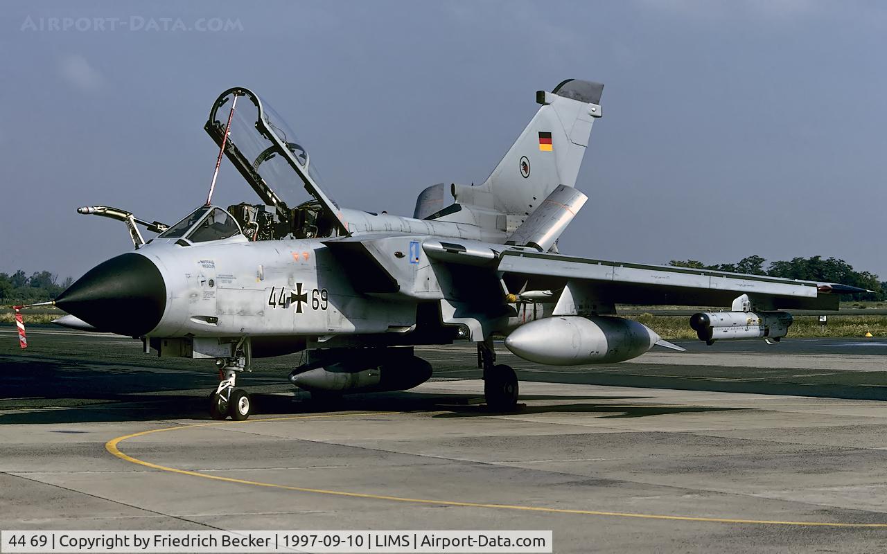 44 69, Panavia Tornado IDS C/N 427/GS126/4169, flightline at Piacenza AB