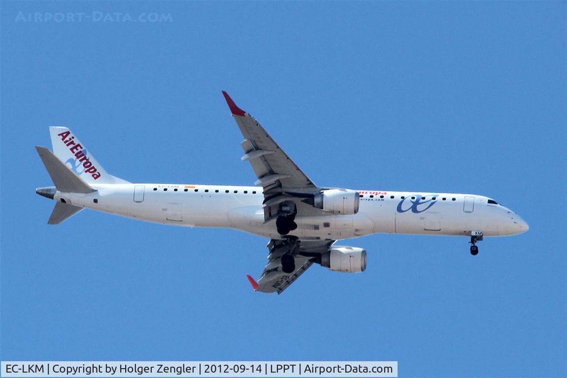 EC-LKM, 2011 Embraer 195LR (ERJ-190-200LR) C/N 19000425, How you can see aircrafts on final from roof of Basilica de Estrella......