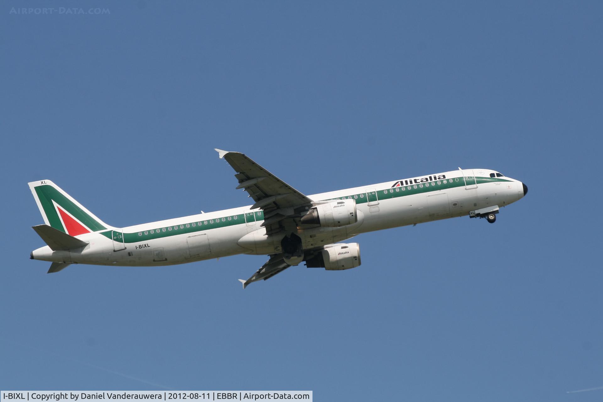 I-BIXL, 1995 Airbus A321-112 C/N 513, Flight AZ159 is climbing from RWY 07R