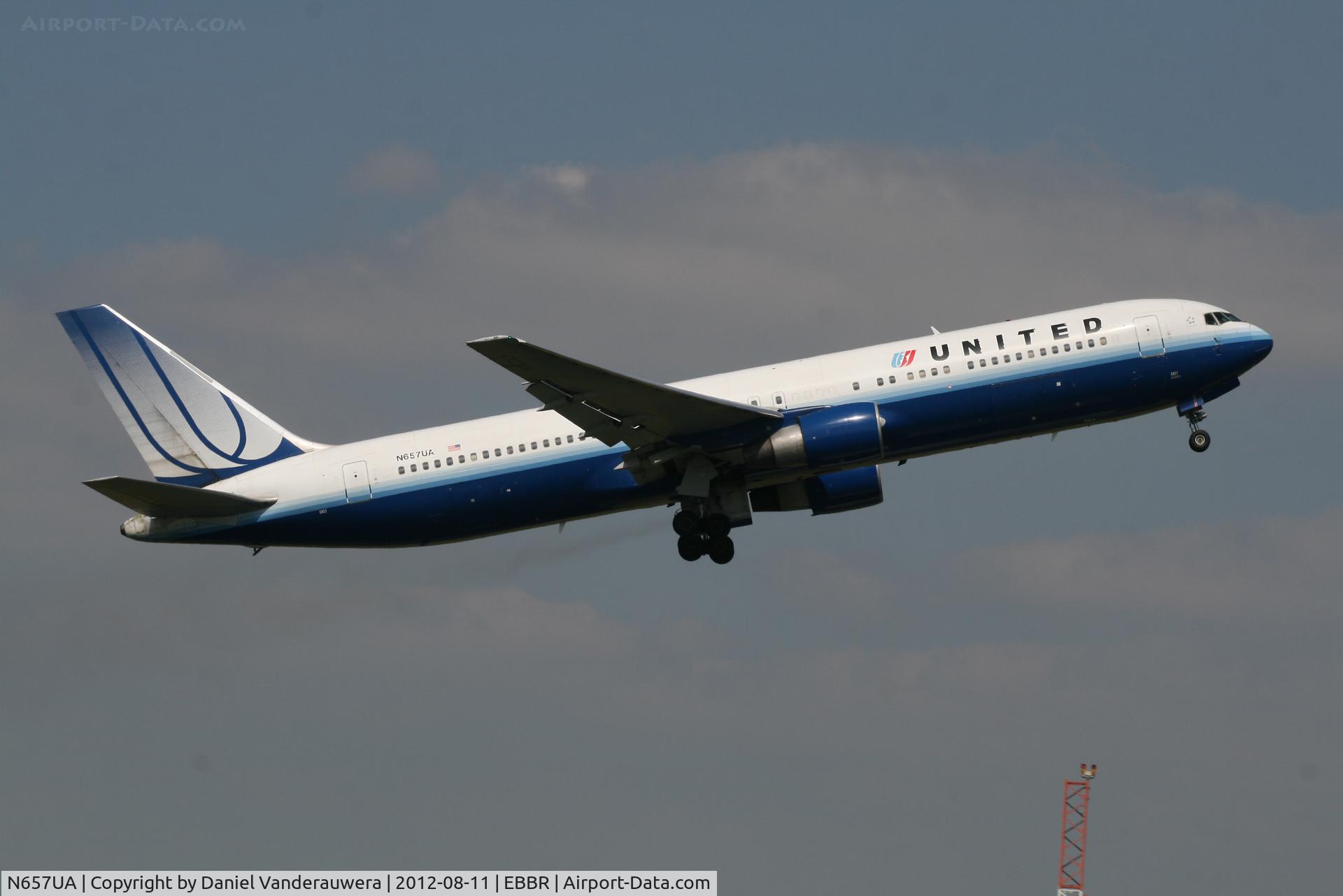 N657UA, 1993 Boeing 767-322 C/N 27112, Flight UA973 is taking off from RWY 07R
