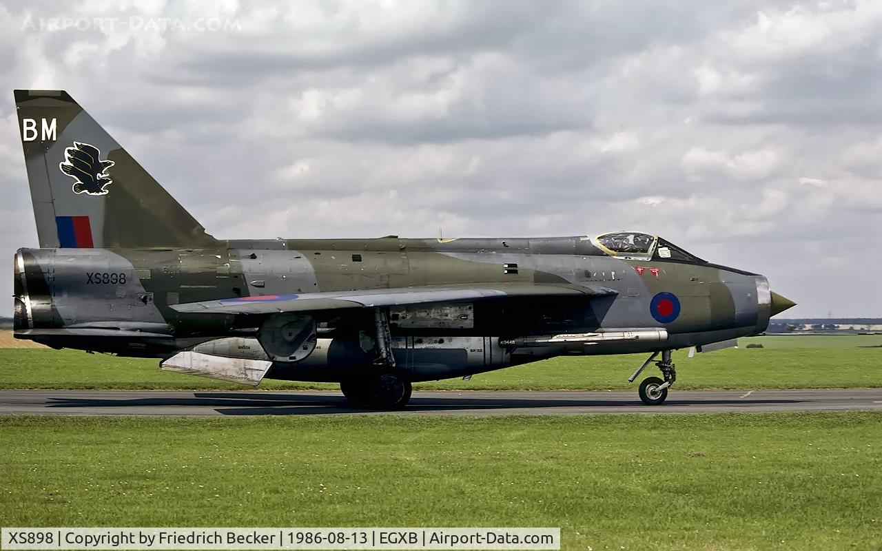 XS898, 1966 English Electric Lightning F.6 C/N 95244, taxying to the active at RAF Binbrook