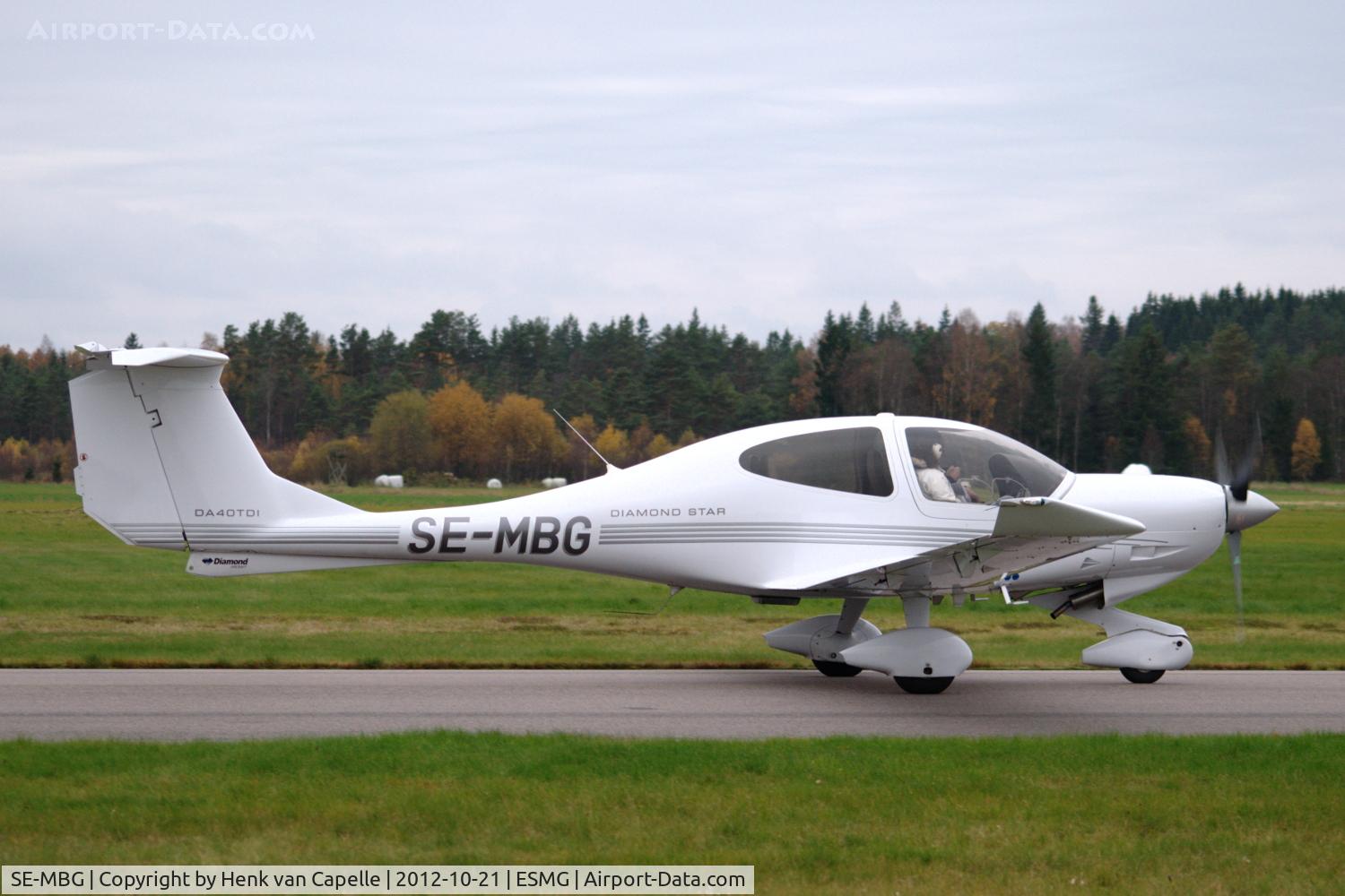 SE-MBG, 2008 Diamond DA-40TDI Diamond Star C/N D4.312, Diamond Star taxying after landing at Feringe airfield, Sweden.