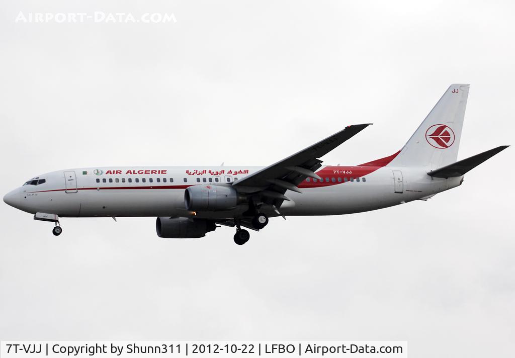 7T-VJJ, 2000 Boeing 737-8D6 C/N 30202, Landing rwy 32L in new c/s with additional 50th anniversary patch...