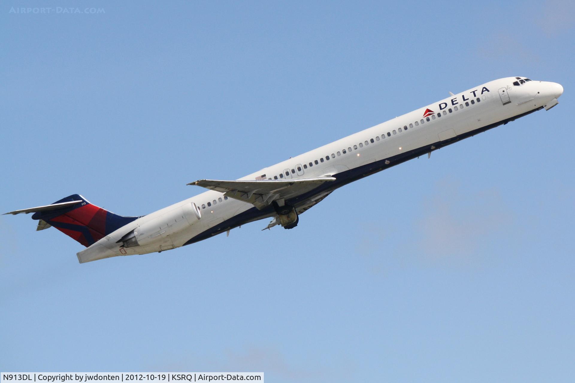 N913DL, 1988 McDonnell Douglas MD-88 C/N 49544, Delta 2298 (N913DL) departs Sarasota-Bradenton International Airport enroute to Hartsfield-Jackson Atlanta International Airport