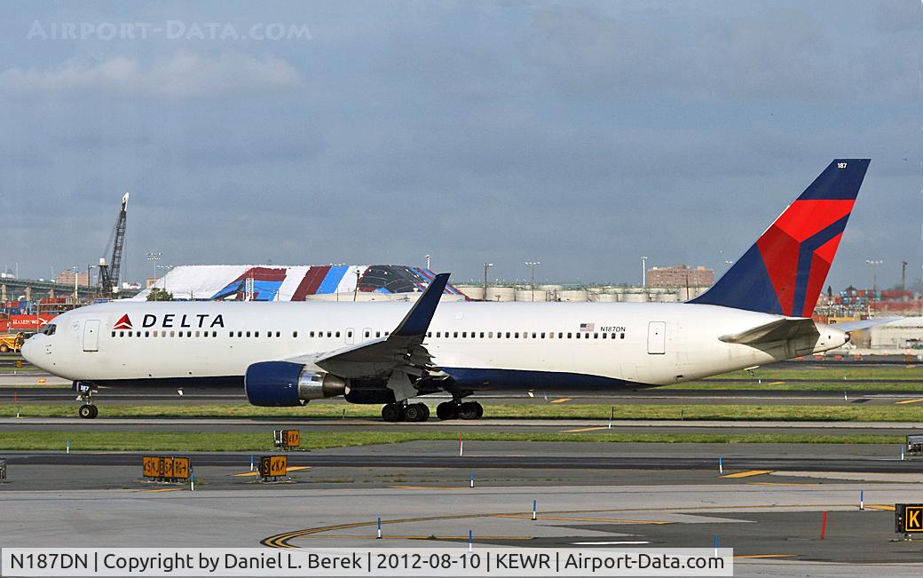 N187DN, 1996 Boeing 767-332/ER C/N 27582, A Delta 733 taxies out from Newark to a European destination.