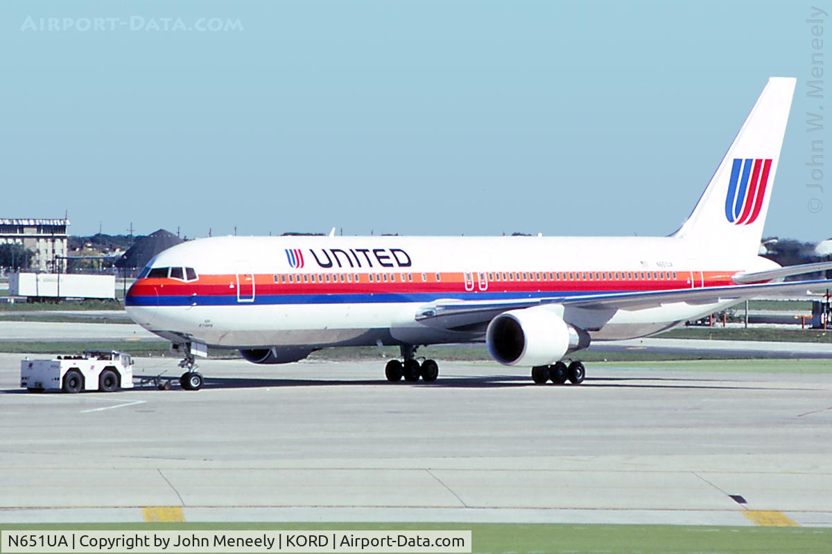 N651UA, 1992 Boeing 767-322 C/N 25389, Oct. 1992 - pushing back