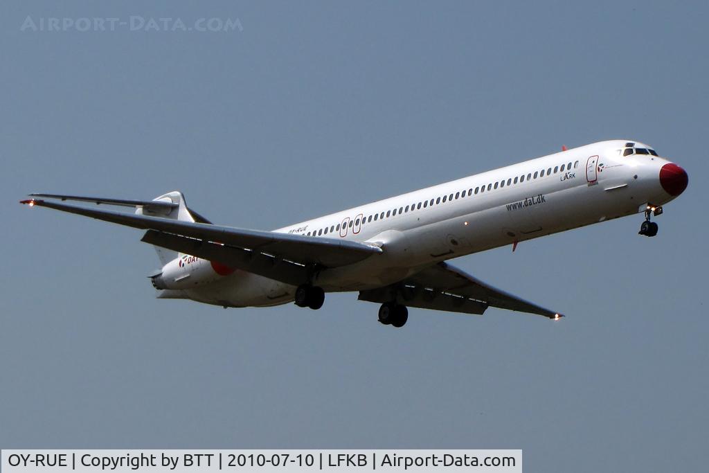 OY-RUE, 1990 McDonnell Douglas MD-83 (DC-9-83) C/N 49936, Danish Air Transport Landing in 34