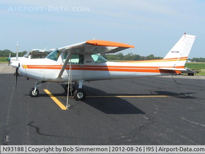 N93188, 1981 Cessna 152 C/N 15285435, On the ramp at Kenton, Ohio