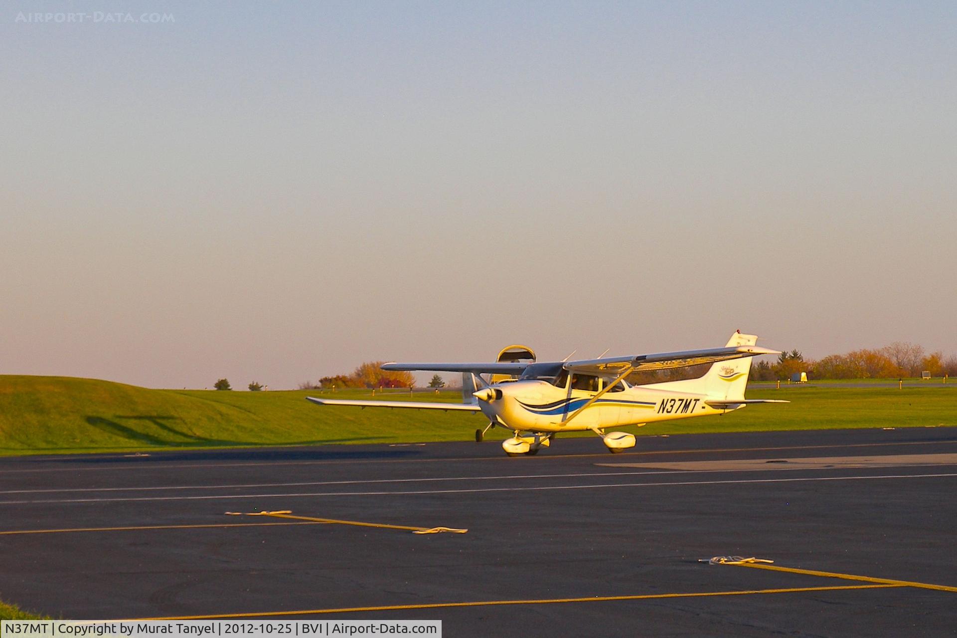 N37MT, 1999 Cessna 172S C/N 172S8205, Taxiing at Beaver County Airport