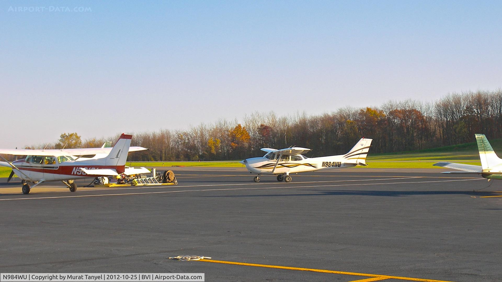 N984WU, 1998 Cessna 172R C/N 17280510, Taxiing to place