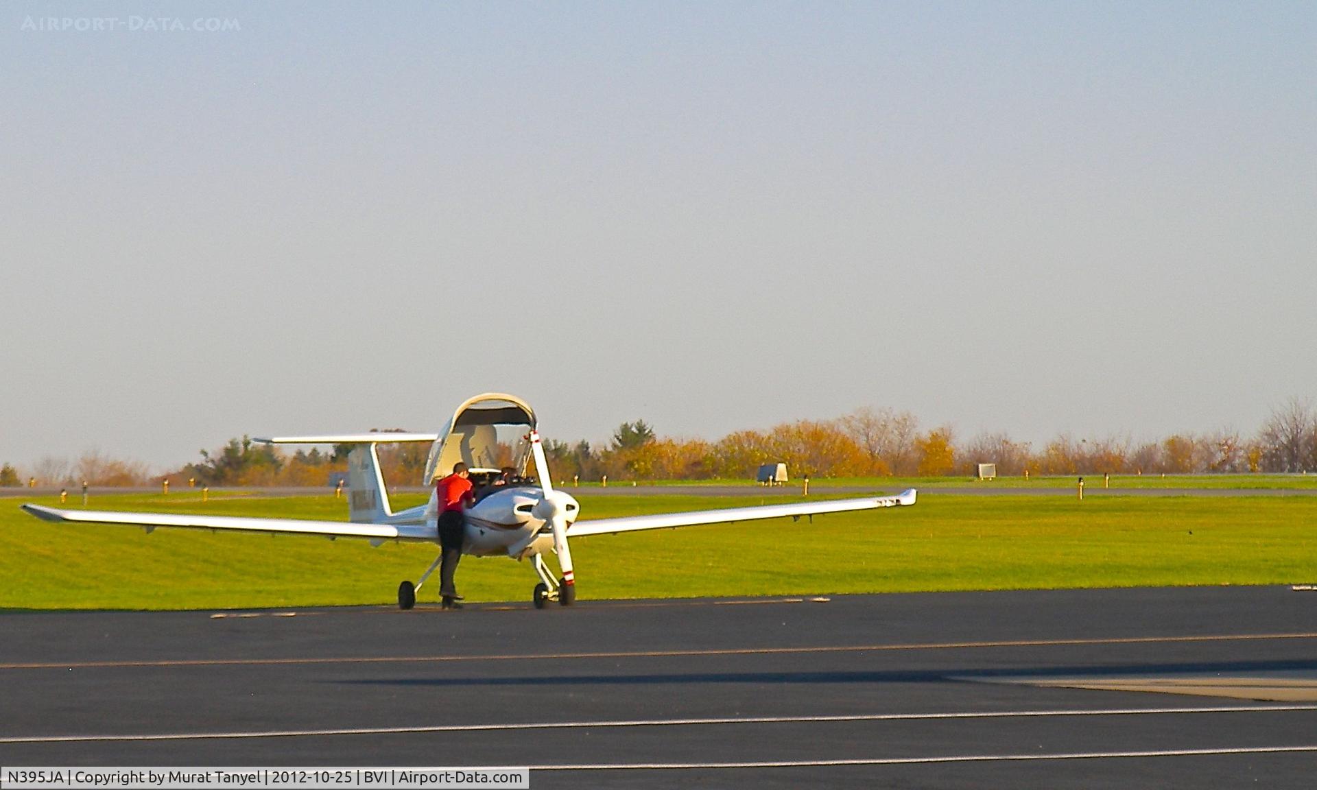 N395JA, 2003 Diamond DA-20C-1 Eclipse C/N C0210, Pilot performing post-flight checks