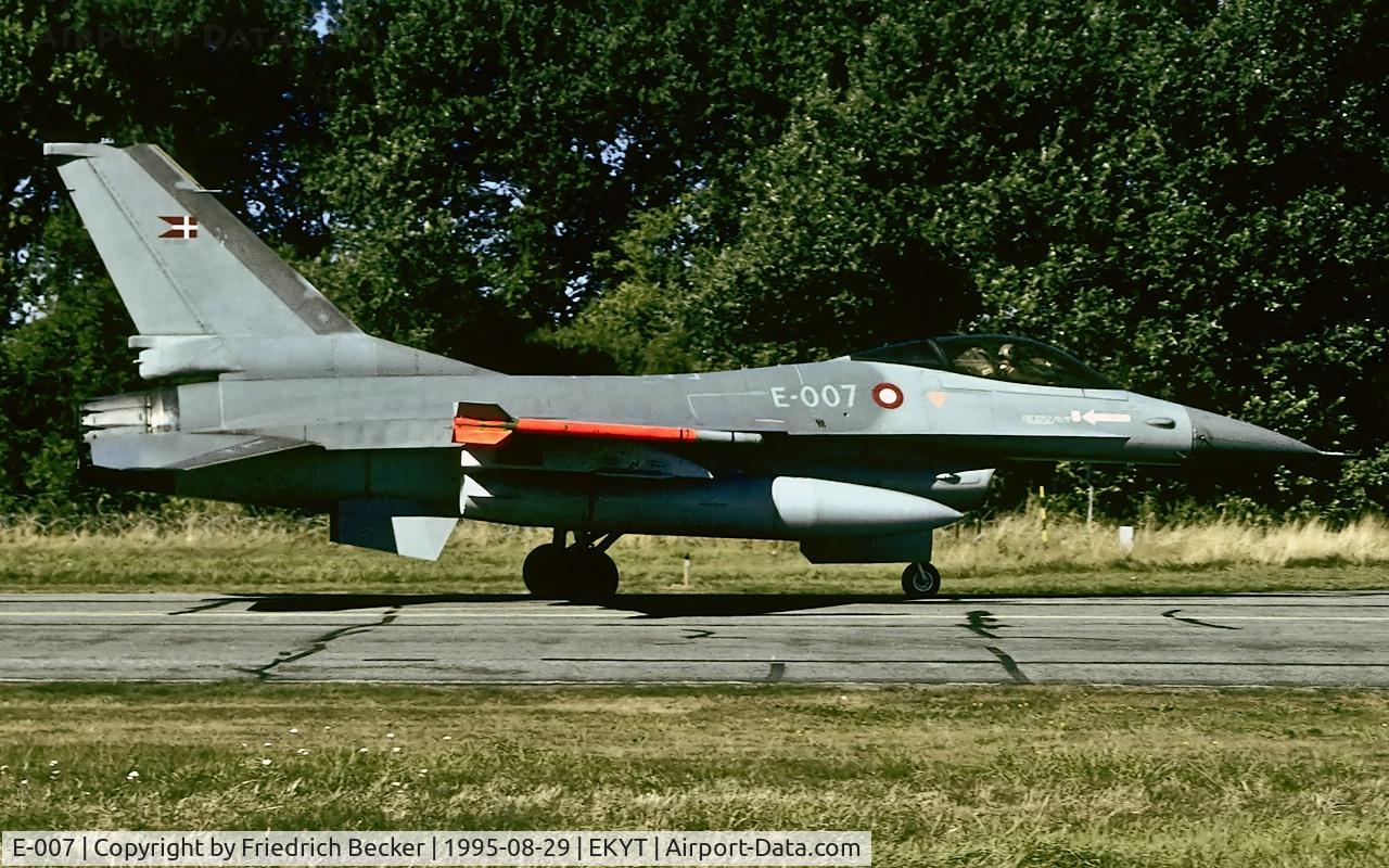 E-007, 1988 Fokker F-16AM Fighting Falcon C/N 6F-50, taxying to the active