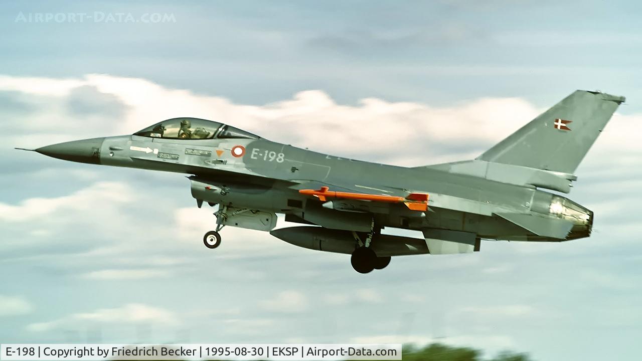 E-198, SABCA F-16AM Fighting Falcon C/N 6F-25, low approach