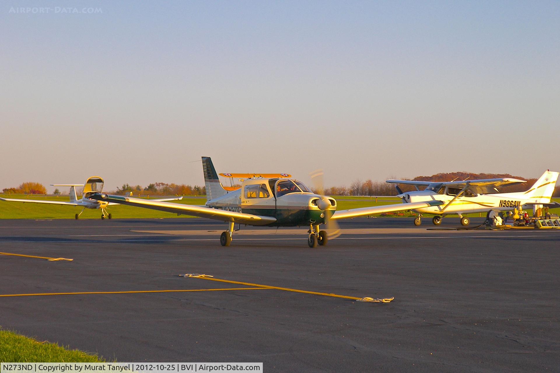 N273ND, 2000 Piper PA-28-161 C/N 28-42073, Starts taxiing with its right door open