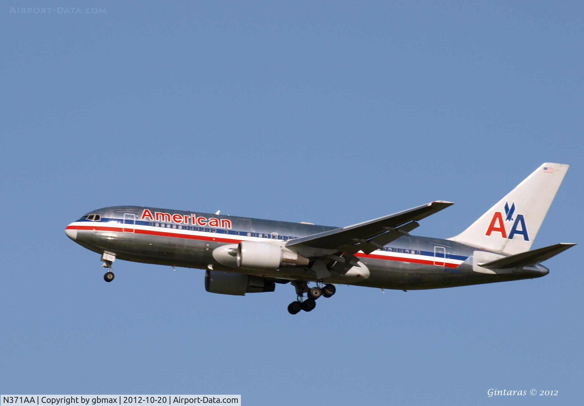 N371AA, 1992 Boeing 767-323 C/N 25198, Final approach to JFK