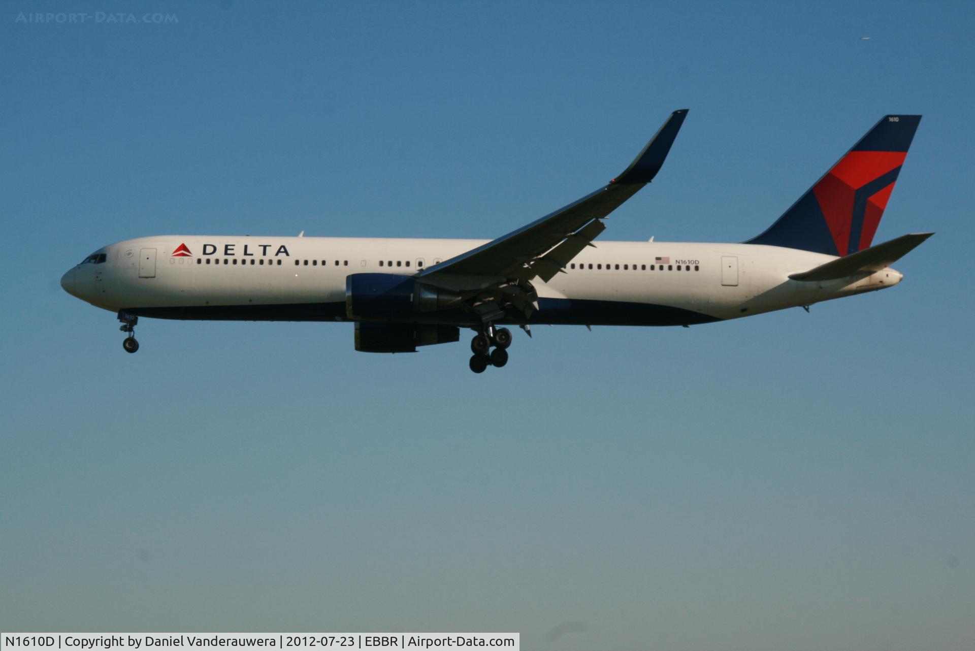 N1610D, 2000 Boeing 767-332 C/N 30594, Arrival of flight DL080 to RWY 25L