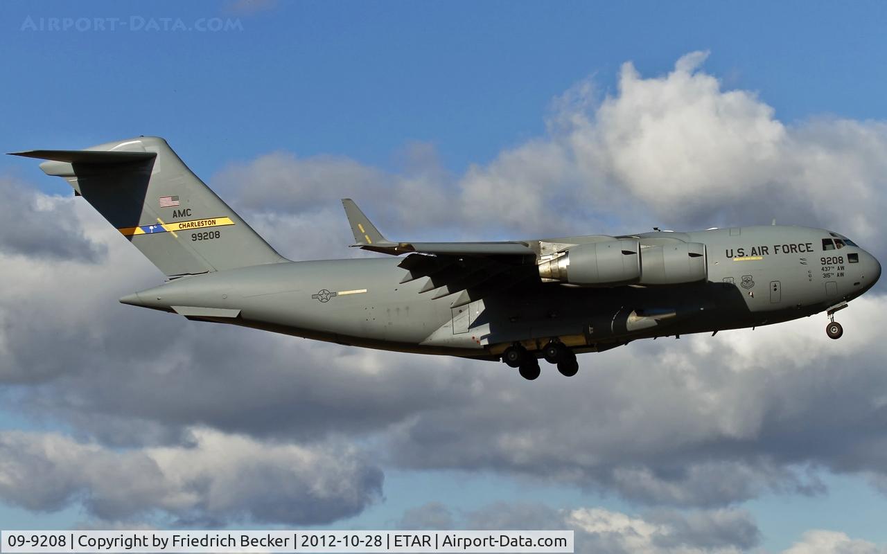 09-9208, 2009 Boeing C-17A Globemaster III C/N P-208, on final RW08