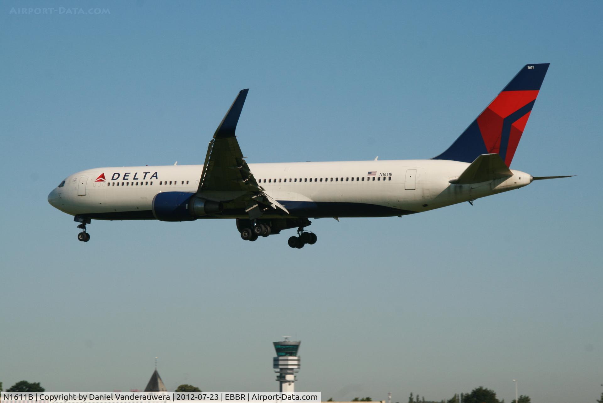 N1611B, 2000 Boeing 767-332/ERF C/N 30595, Flight DL140 is descending to RWY 25L