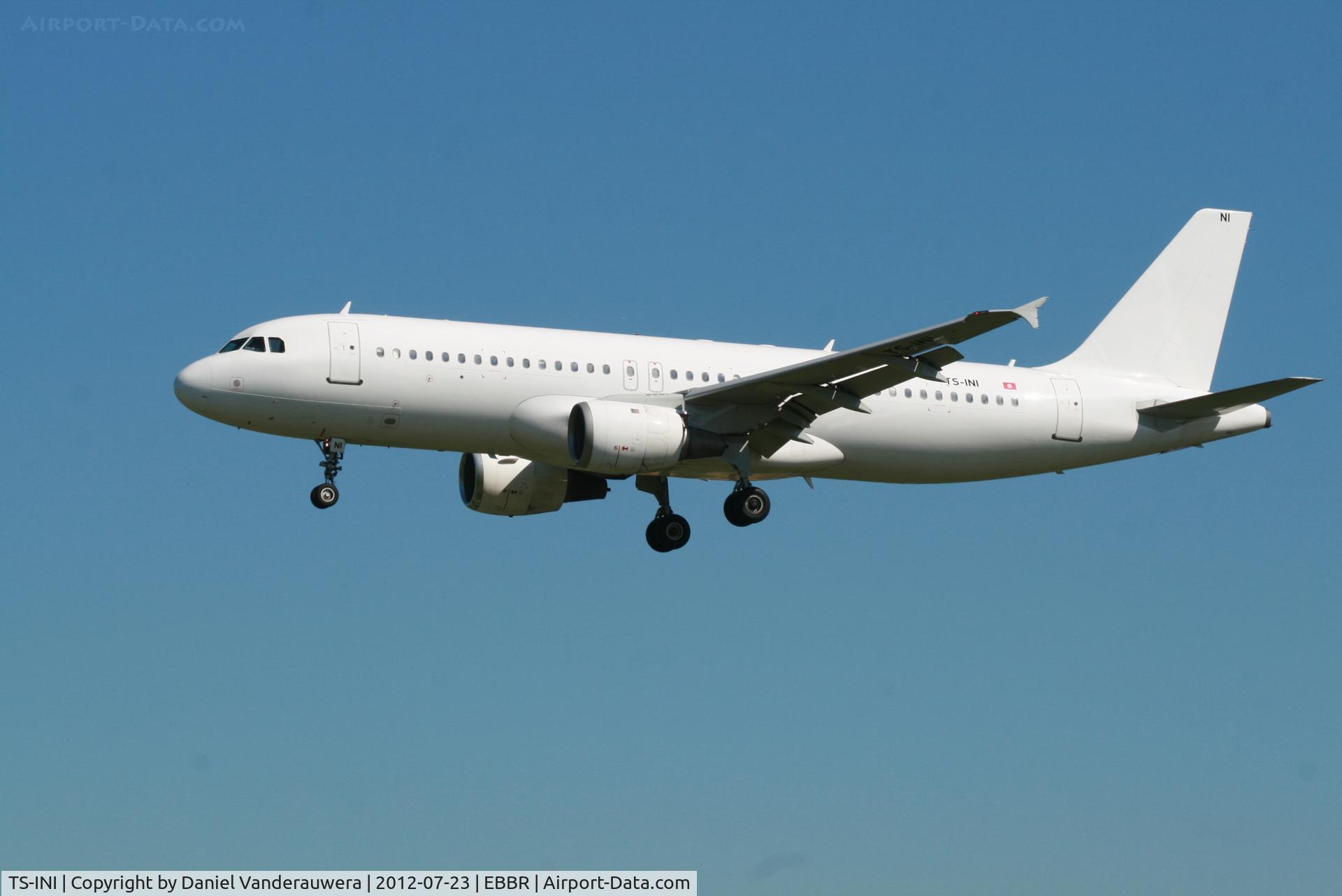 TS-INI, 1992 Airbus A320-212 C/N 301, Arrival of flight BJ5124 to RWY 25L