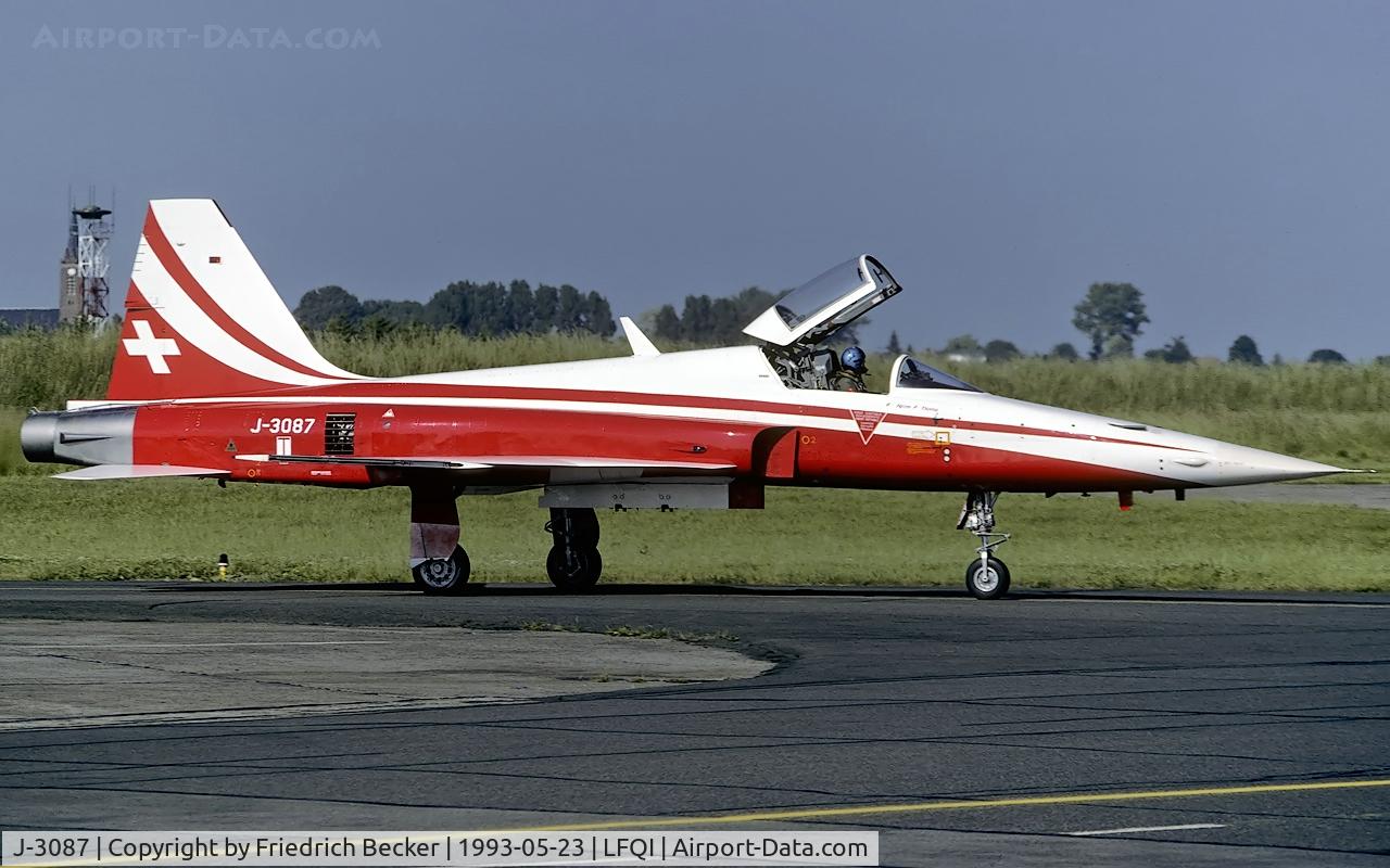 J-3087, Northrop F-5E Tiger II C/N L.1087, taxying to the flightline