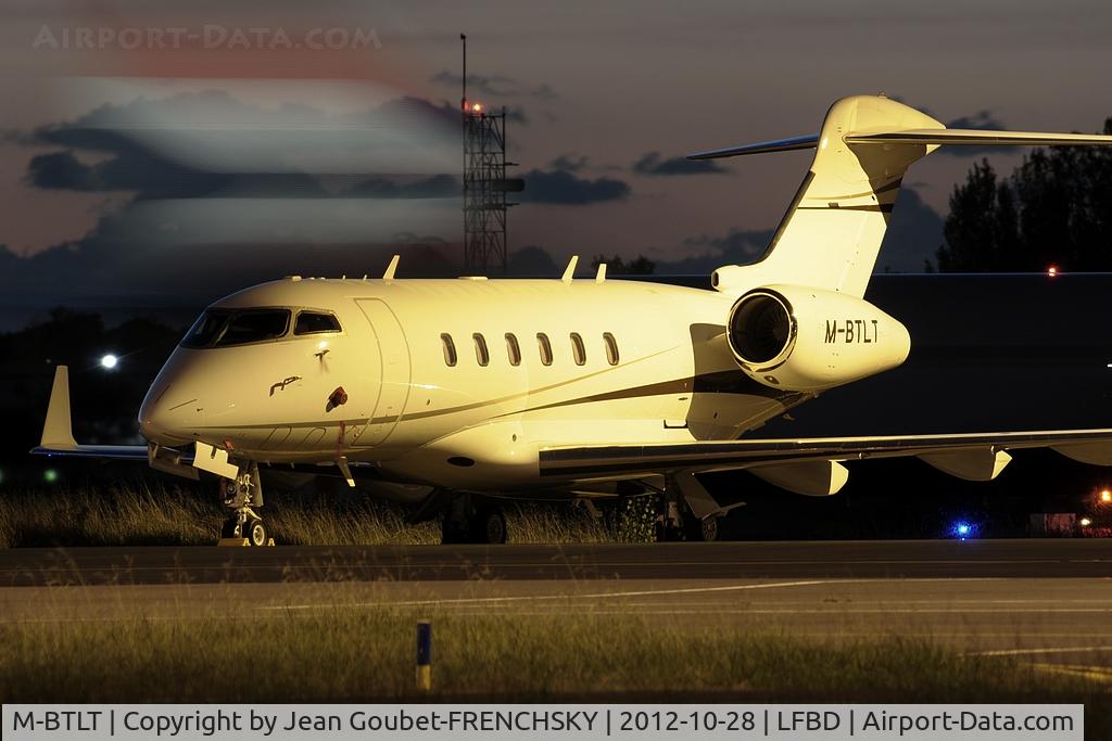 M-BTLT, 2005 Bombardier Challenger 300 (BD-100-1A10) C/N 20042, beautiful private by night, parking Kilo