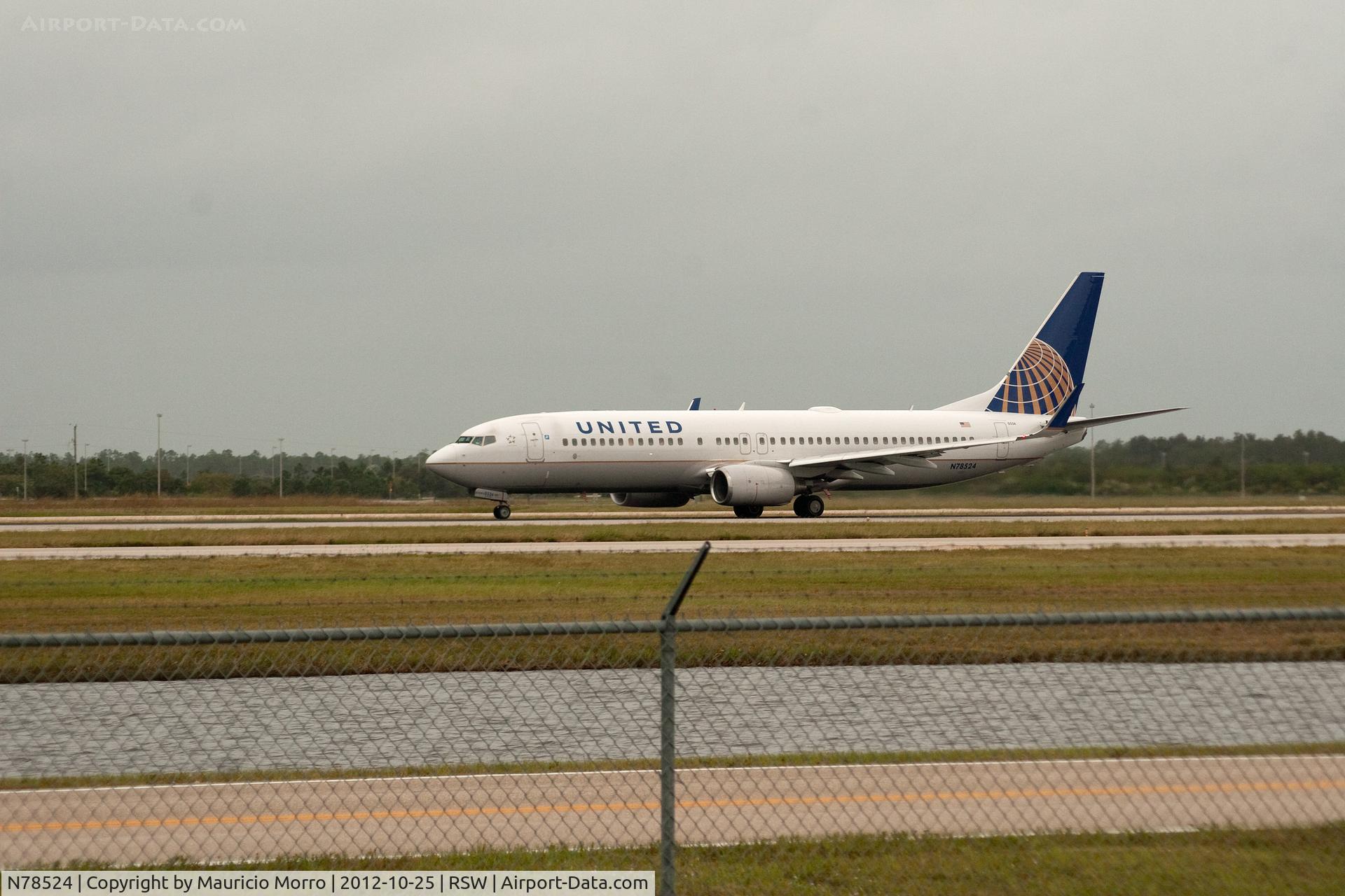 N78524, 2010 Boeing 737-824 C/N 31642, Taking Off RWY 6 destination Newark