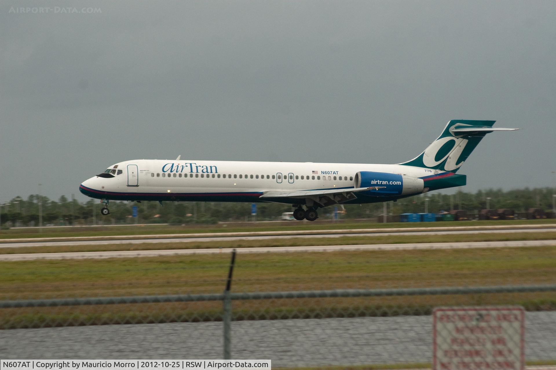 N607AT, 2000 Boeing 717-200 C/N 55074, Taking Off RWY 6