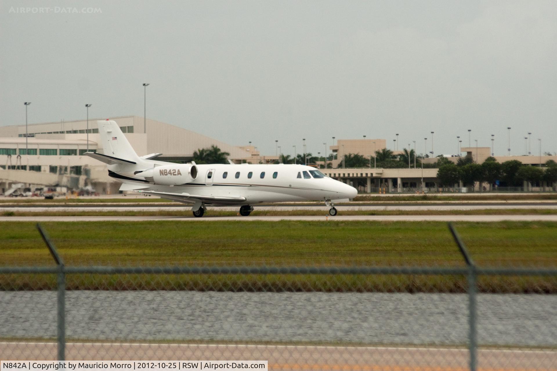 N842A, 1999 Cessna 560XL C/N 560-5042, Taxing for Take Off