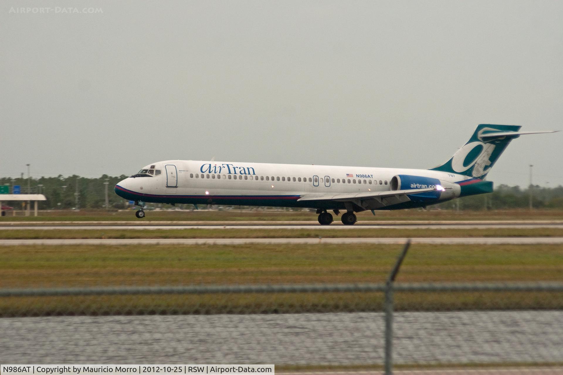 N986AT, 2001 Boeing 717-200 C/N 55089, Touching down RWY 6
