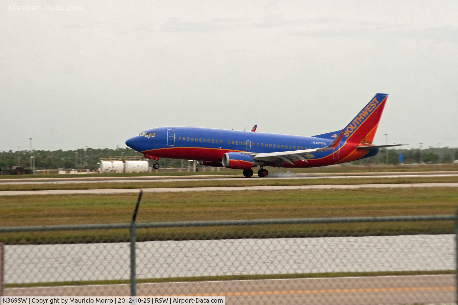 N369SW, 1993 Boeing 737-3H4 C/N 26580, Touching down RWY 6