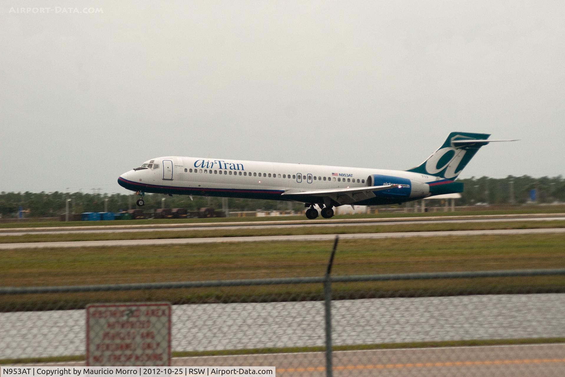 N953AT, 2000 Boeing 717-200 C/N 55015, 717 touching down RWY 6